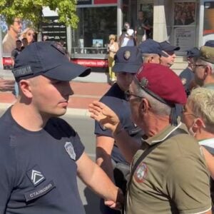 Кордон зауставио Нишлије на 300 м од Вучића, студенти, грађани и ратни ветерани желе да га „поздраве“