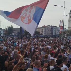 УЖИВО Први предизборни скуп студената у Новом Саду: Велики број грађана већ стигао испред Српског народног позоришта (ВИДЕО)
