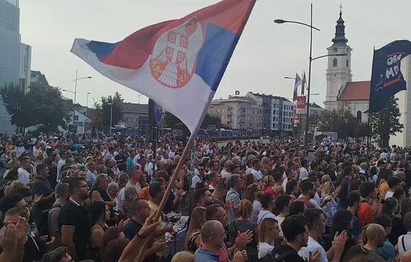 УЖИВО Први предизборни скуп студената у Новом Саду: Велики број грађана већ стигао испред Српског народног позоришта (ВИДЕО)