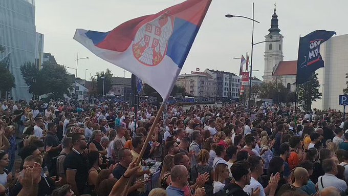 УЖИВО Први предизборни скуп студената у Новом Саду: Велики број грађана већ стигао испред Српског народног позоришта (ВИДЕО)