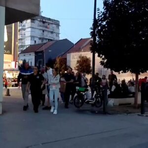 ВИДЕО Грађани Алексинца отерали активисте СНС из центра: Десет пута више људи било на штанду Студентске листе