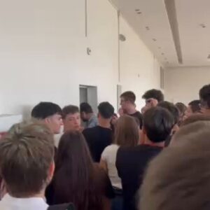 Полиција у Јовиној гимназији, позвао је директор: Ђаци ушли у његову канцеларију, узвикују „оставка, оставка“ ВИДЕО