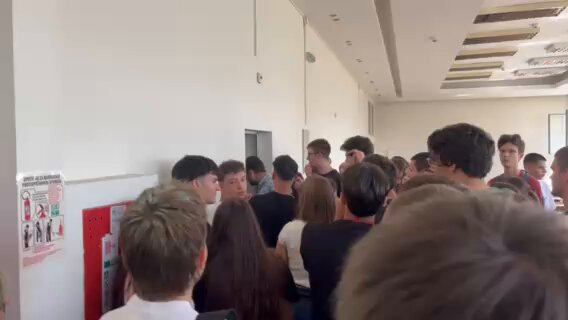 Полиција у Јовиној гимназији, позвао је директор: Ђаци ушли у његову канцеларију, узвикују „оставка, оставка“ ВИДЕО