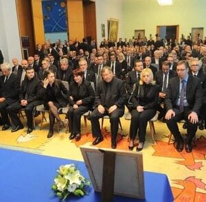 Вучић био у првом реду на комеморацији Ракићу – који је ухапсио Младића, са комеморације Младићу побегао у Ниш (ФОТО)
