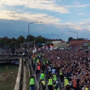 (ВИДЕО) Бициклисти стигли на трећи велики скуп студената у Крагујевцу: Дочекао их велики број грађана