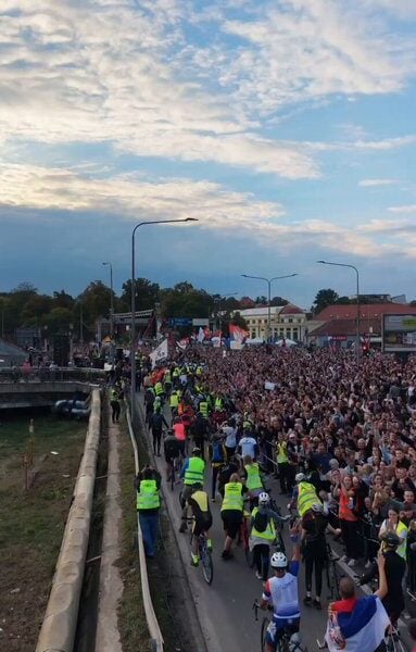 (ВИДЕО) Бициклисти стигли на трећи велики скуп студената у Крагујевцу: Дочекао их велики број грађана