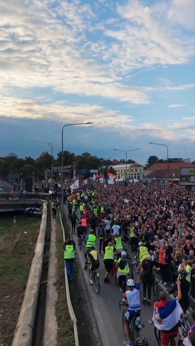 (ВИДЕО) Бициклисти стигли на трећи велики скуп студената у Крагујевцу: Дочекао их велики број грађана
