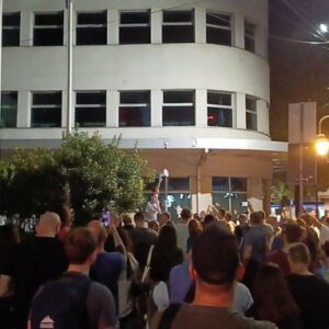 (ВИДЕО) Нишлије устале због Вучићевих нотара: Одбијају да овере потписе за студенте, народ стиже пред Скупштину!
