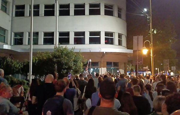 (ВИДЕО) Нишлије устале због Вучићевих нотара: Одбијају да овере потписе за студенте, народ стиже пред Скупштину!
