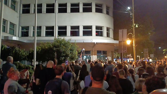 (ВИДЕО) Нишлије устале због Вучићевих нотара: Одбијају да овере потписе за студенте, народ стиже пред Скупштину!