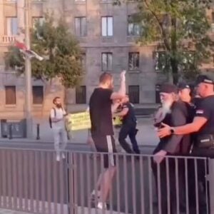 Полиција ухапсила грађане код Скупштине током Прајда, међу њима и монаха (ВИДЕО)