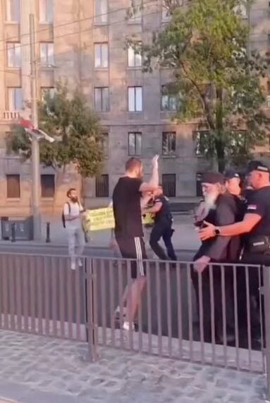 Полиција ухапсила грађане код Скупштине током Прајда, међу њима и монаха (ВИДЕО)