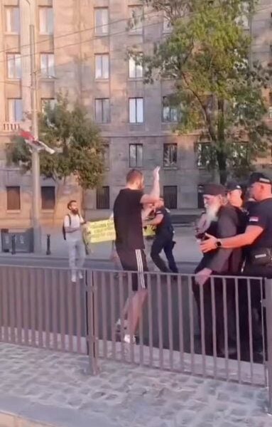 Полиција ухапсила грађане код Скупштине током Прајда, међу њима и монаха (ВИДЕО)