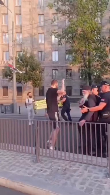 Полиција ухапсила грађане код Скупштине током Прајда, међу њима и монаха (ВИДЕО)