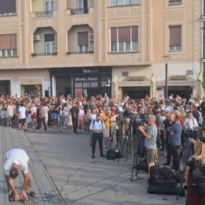 УЖИВО Први предизборни скуп студената у Новом Саду: Велики број грађана већ стигао испред Српског народног позоришта (ВИДЕО)