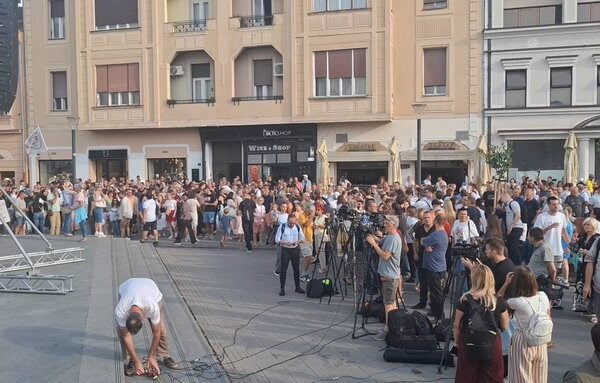УЖИВО Први предизборни скуп студената у Новом Саду: Велики број грађана већ стигао испред Српског народног позоришта (ВИДЕО)