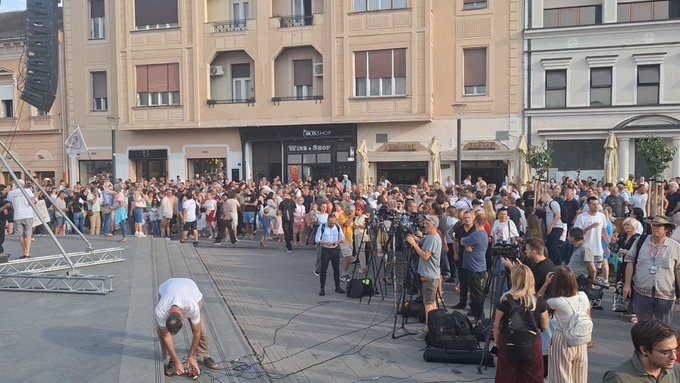 УЖИВО Први предизборни скуп студената у Новом Саду: Велики број грађана већ стигао испред Српског народног позоришта (ВИДЕО)