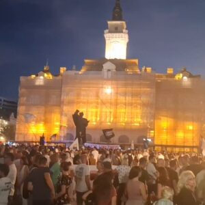 „Спречили смо излив ћацилизације“: Грађани славе што је Вучић одложио посету Новом Саду, хиљаде људи на Тргу слободе (ВИДЕО)
