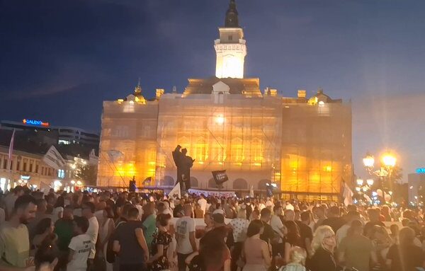 „Спречили смо излив ћацилизације“: Грађани славе што је Вучић одложио посету Новом Саду, хиљаде људи на Тргу слободе (ВИДЕО)