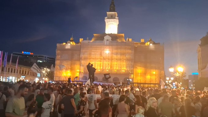 „Спречили смо излив ћацилизације“: Грађани славе што је Вучић одложио посету Новом Саду, хиљаде људи на Тргу слободе (ВИДЕО)