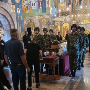 Хиљаде грађана испред цркве где је изложен ковчег са телом Ратка Младића, опело ће бити служено у 12 часова (ВИДЕО)