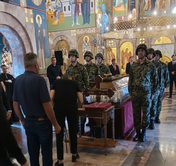 Хиљаде грађана испред цркве где је изложен ковчег са телом Ратка Младића, опело ће бити служено у 12 часова (ВИДЕО)