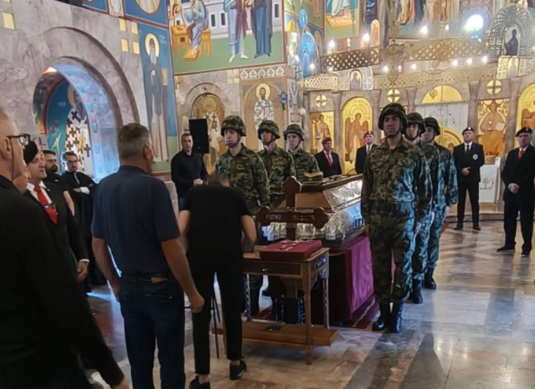 Хиљаде грађана испред цркве где је изложен ковчег са телом Ратка Младића, опело ће бити служено у 12 часова (ВИДЕО)