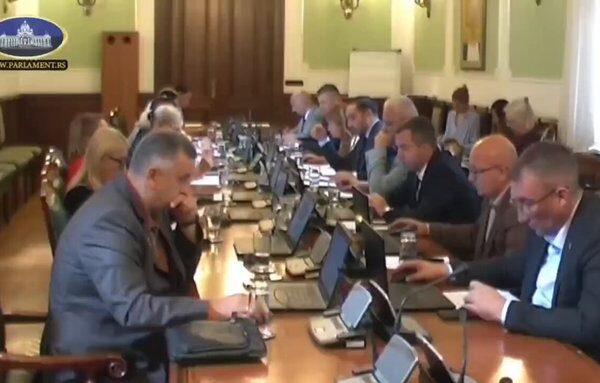 Сви на робију: Амандман о изгорелим шумама изгласан у 12.11, писарници предат у 12.27 (ВИДЕО)