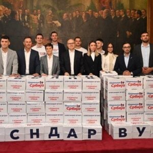 Нова брука СНС фукаре: На кутијама с потписима – „АлекСНдар Вучић“! Једном ћаци, увек ћаци (ФОТО)