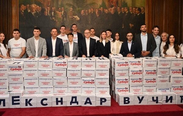 Нова брука СНС фукаре: На кутијама с потписима – „АлекСНдар Вучић“! Једном ћаци, увек ћаци (ФОТО)