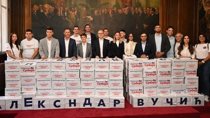 Нова брука СНС фукаре: На кутијама с потписима – „АлекСНдар Вучић“! Једном ћаци, увек ћаци (ФОТО)