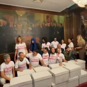 Вучић хтео да обори студентску листу, одустао када је видео масу народа на улицама