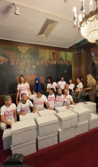 Вучић хтео да обори студентску листу, одустао када је видео масу народа на улицама