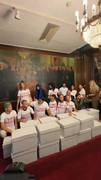Вучић хтео да обори студентску листу, одустао када је видео масу народа на улицама