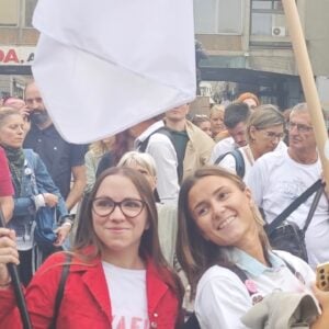 УЖИВО: Студенти носе потписе у РИК, престрављени Вучић пуни Ћациленд СНС мафијашима (ВИДЕО)