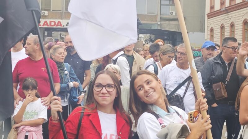 УЖИВО: Студенти носе потписе у РИК, престрављени Вучић пуни Ћациленд СНС мафијашима (ВИДЕО)