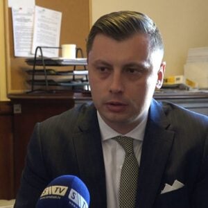 На 43. месту Вучићеве листе „Уједињена Србија“ ћаци осуђен због пребијања човека чекићем за месо!?