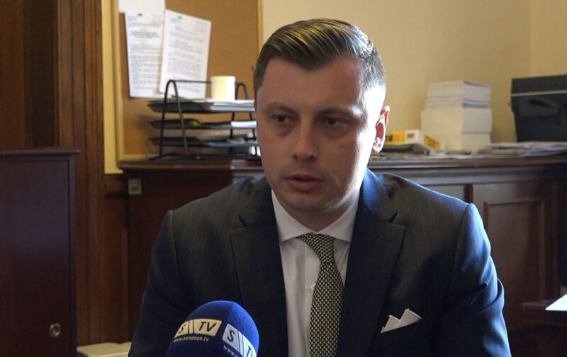 На 43. месту Вучићеве листе „Уједињена Србија“ ћаци осуђен због пребијања човека чекићем за месо!?