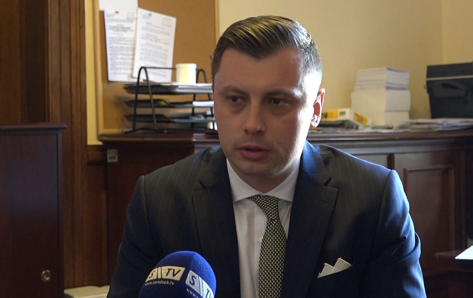 На 43. месту Вучићеве листе „Уједињена Србија“ ћаци осуђен због пребијања човека чекићем за месо!?