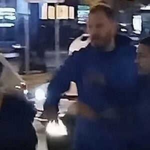 ВИДЕО Туча активиста СНС и грађана код Футошке пијаце: Инцидент након поновног покушаја отимања транспарента „Студенти побеђују“