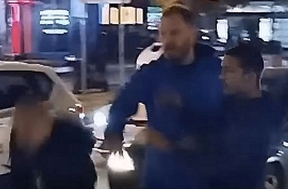 ВИДЕО Туча активиста СНС и грађана код Футошке пијаце: Инцидент након поновног покушаја отимања транспарента „Студенти…