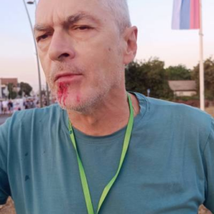 СНС туче, полиција гледа: Посланик Булатовић пред полицијом цепао „Труби за студенте“, у Ветернику има повређених (ВИДЕО)