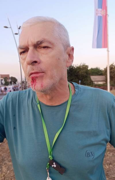 СНС туче, полиција гледа: Посланик Булатовић пред полицијом цепао „Труби за студенте“, у Ветернику има повређених (ВИДЕО)