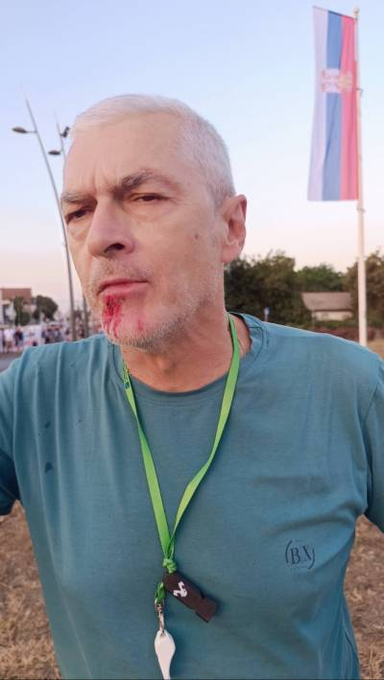 СНС туче, полиција гледа: Посланик Булатовић пред полицијом цепао „Труби за студенте“, у Ветернику има повређених (ВИДЕО)