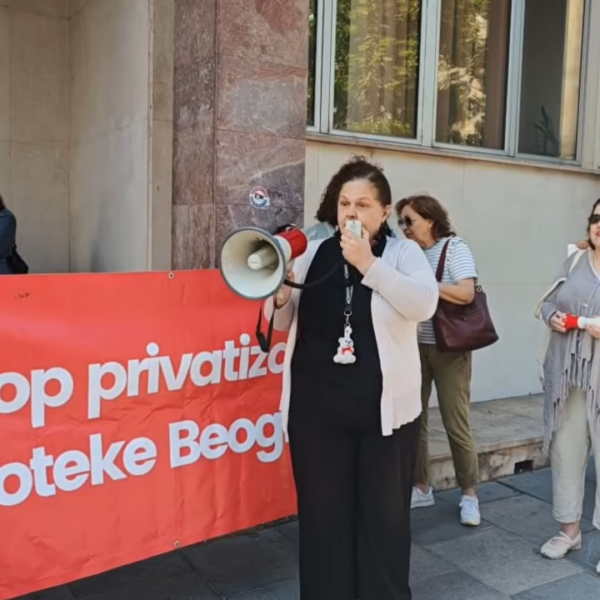 Веровали Вучићу на реч: Радници Апотека Београд нису примили 16 заосталих плата