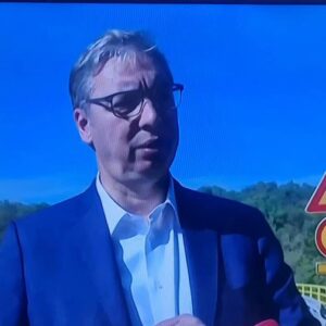 (ВИДЕО) Естрогенски Вучић би тукао одједном тројицу и залепио ћушку Маргетићу, а народ се смеје: „Млохави пијанац са гомилом обезбеђења“