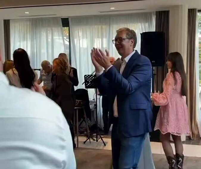 Деветоро Срба ухапшено у Зубином Потоку, Вучић на слављу, пијанчи и пева (ВИДЕО)