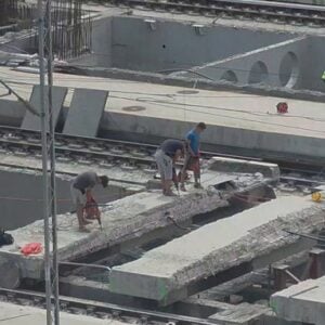 (ВИДЕО) Људи упозоравали да ће бити трагедије: Погунио радник на железничкој станици Нови Београд – радови потпуно небезбедни (ВИДЕО)