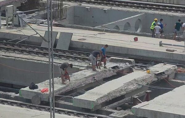 (ВИДЕО) Људи упозоравали да ће бити трагедије: Погунио радник на железничкој станици Нови Београд – радови потпуно небезбедни (ВИДЕО)