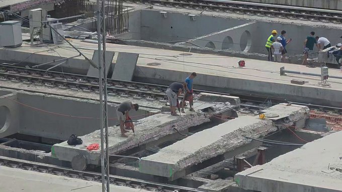 (ВИДЕО) Људи упозоравали да ће бити трагедије: Погунио радник на железничкој станици Нови Београд – радови потпуно небезбедни (ВИДЕО)
